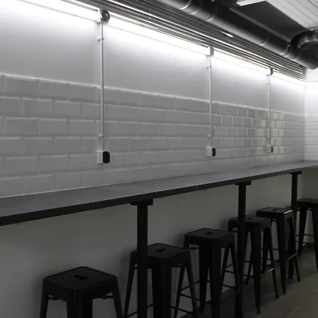 Av-3 Capsule Hotel Cápsula